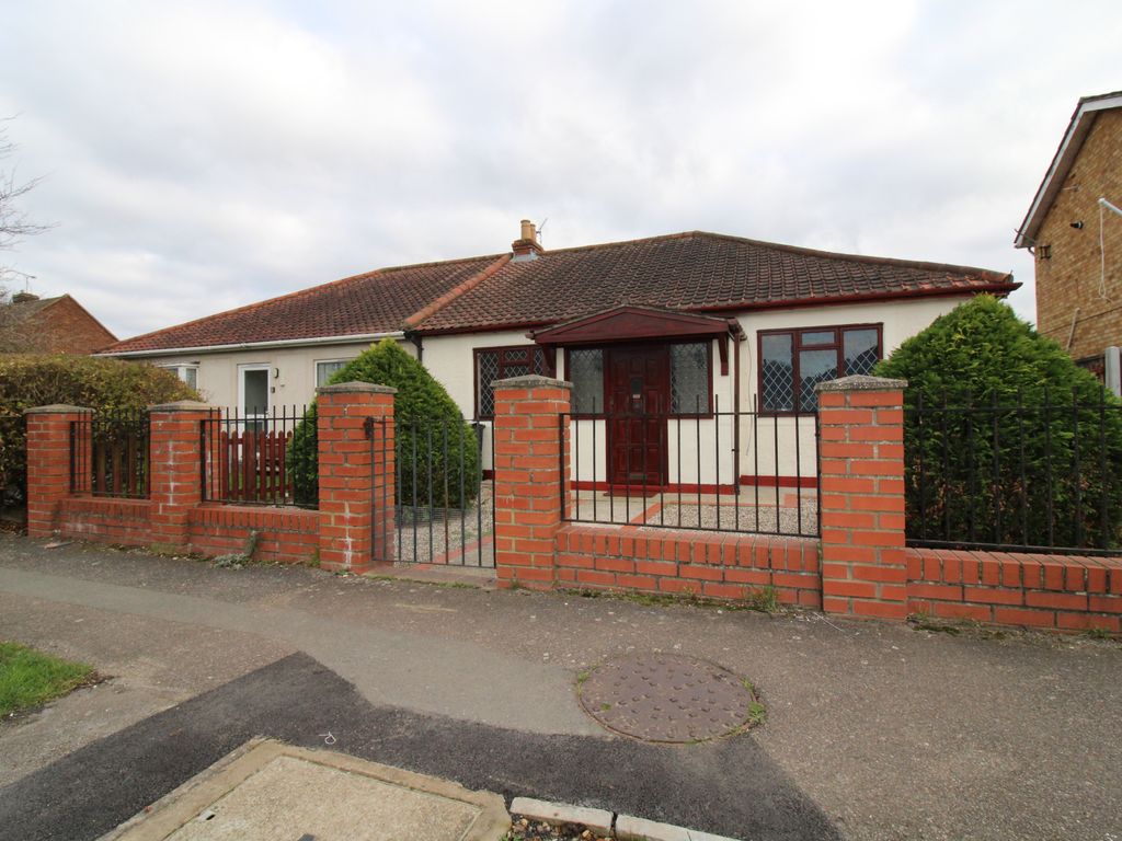 2 bed semidetached bungalow for sale in Tattenham Road, Laindon