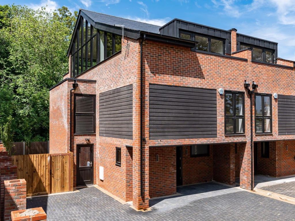 5 bed semidetached house to rent in Hoddesdon Road, Stanstead Abbotts