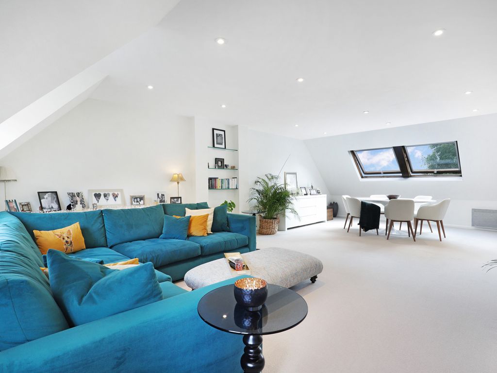 2 bed flat to rent in Goldings Road, Loughton, Essex IG10, £1,900 pcm