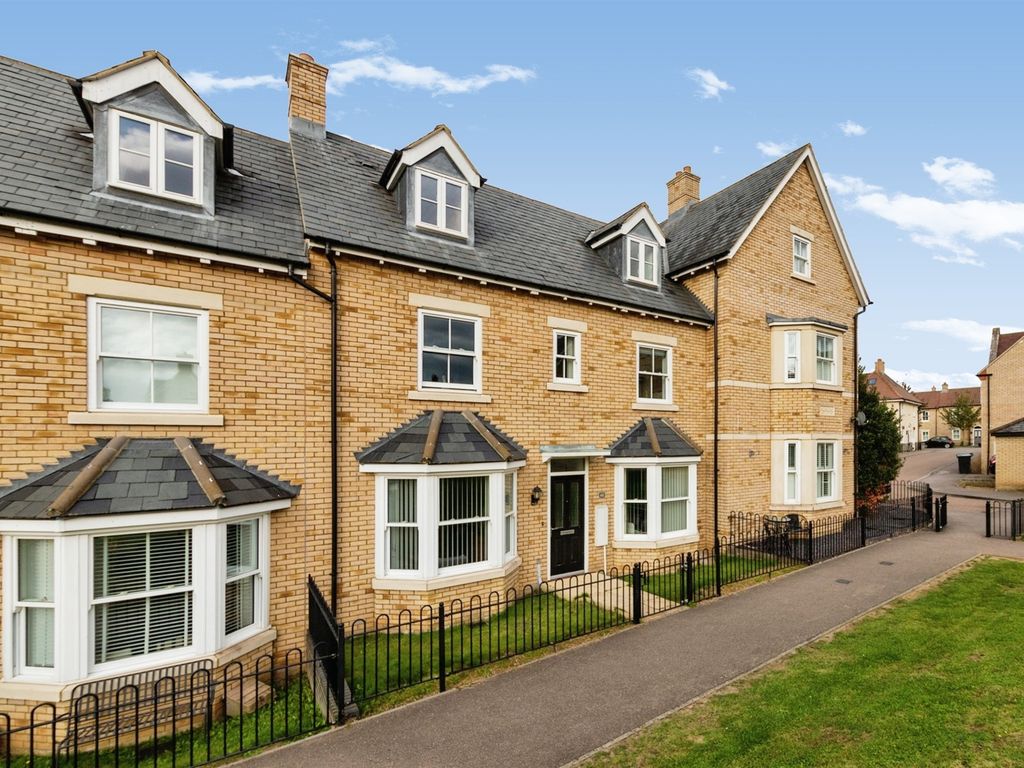 4 bed terraced house for sale in Heathcliff Avenue, Fairfield, Hitchin