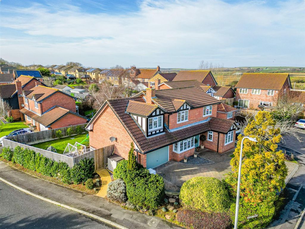 4 bed detached house for sale in Vian End, Worle, WestonSuperMare BS22, £525,000 Zoopla