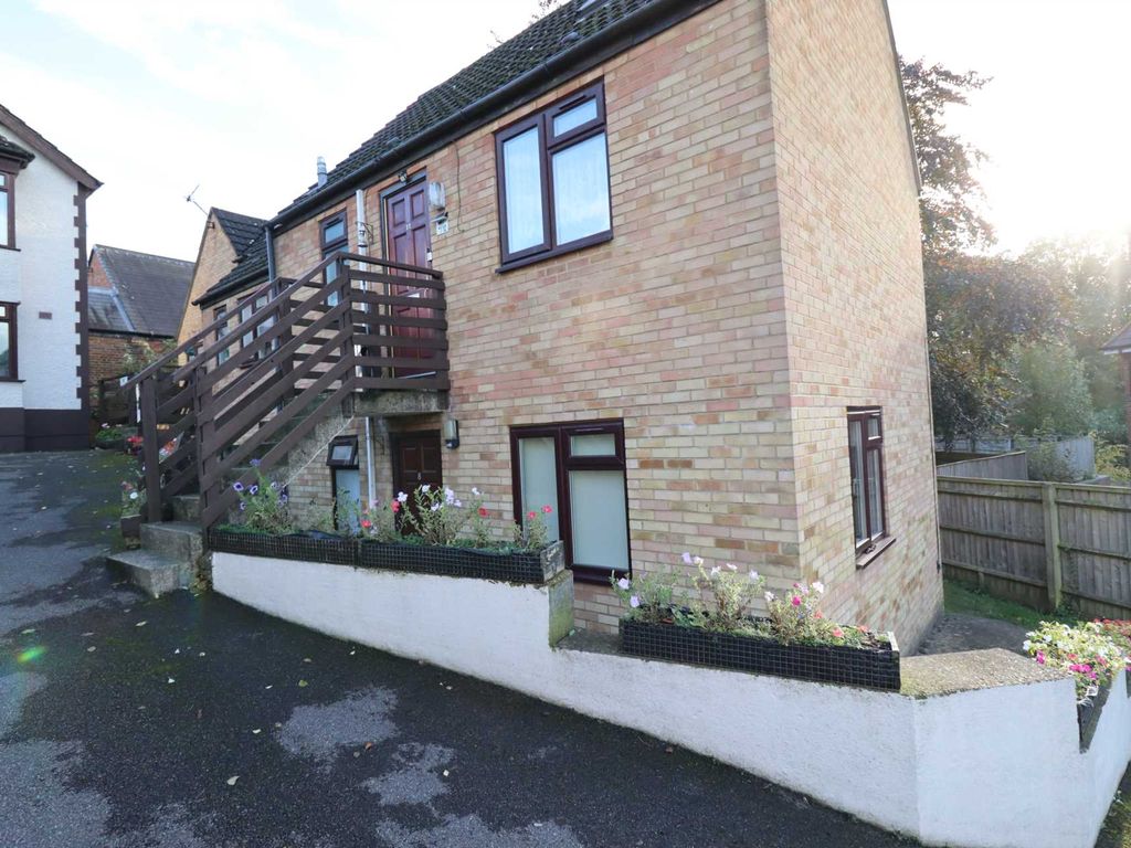 1 bed flat to rent in Priory Avenue, High HP13, £875 pcm Zoopla