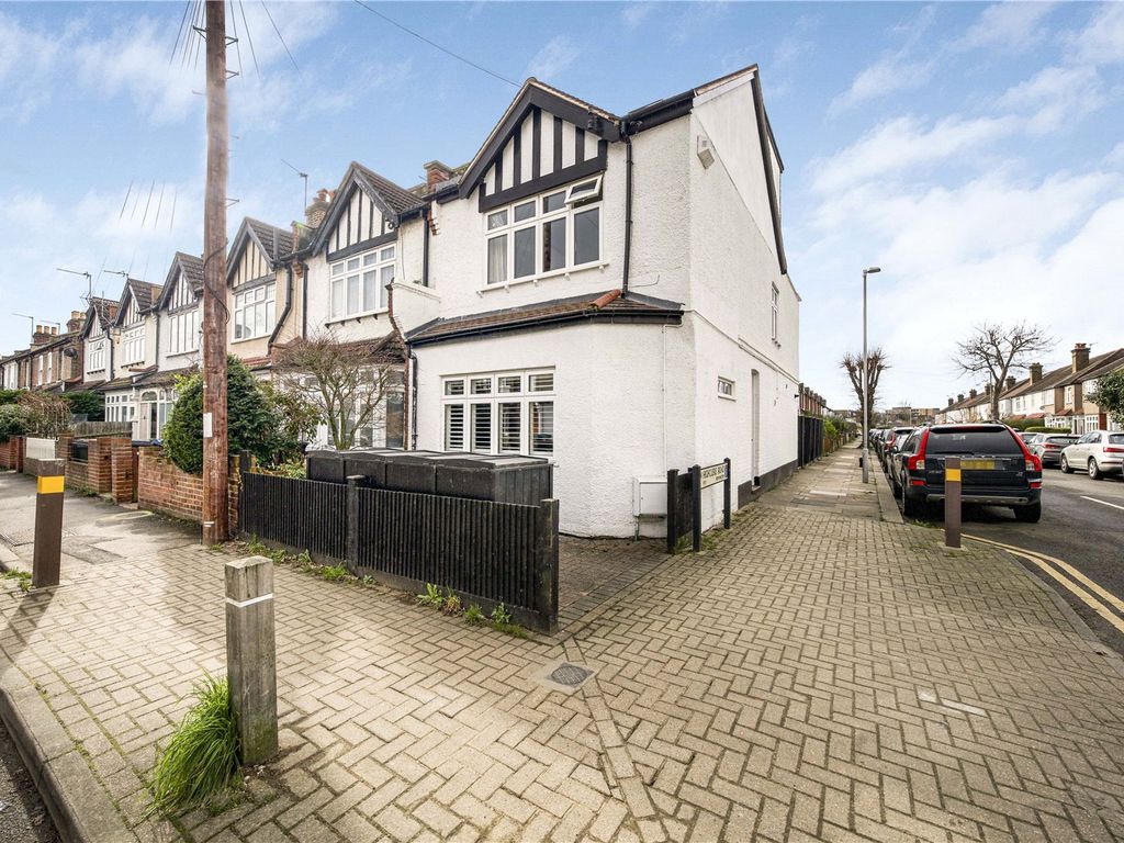 4 bed end terrace house for sale in Elm Road, New Malden KT3, £850,000