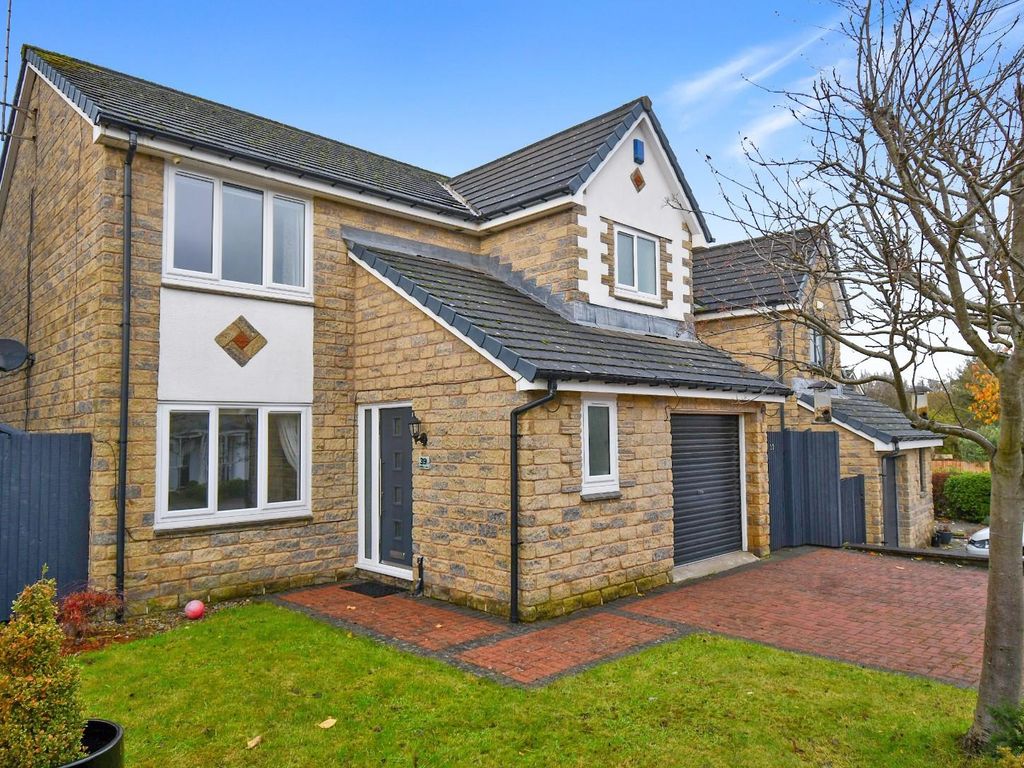 4 bed property to rent in Crofters Lea, Yeadon, Leeds LS19, £1,850 pcm