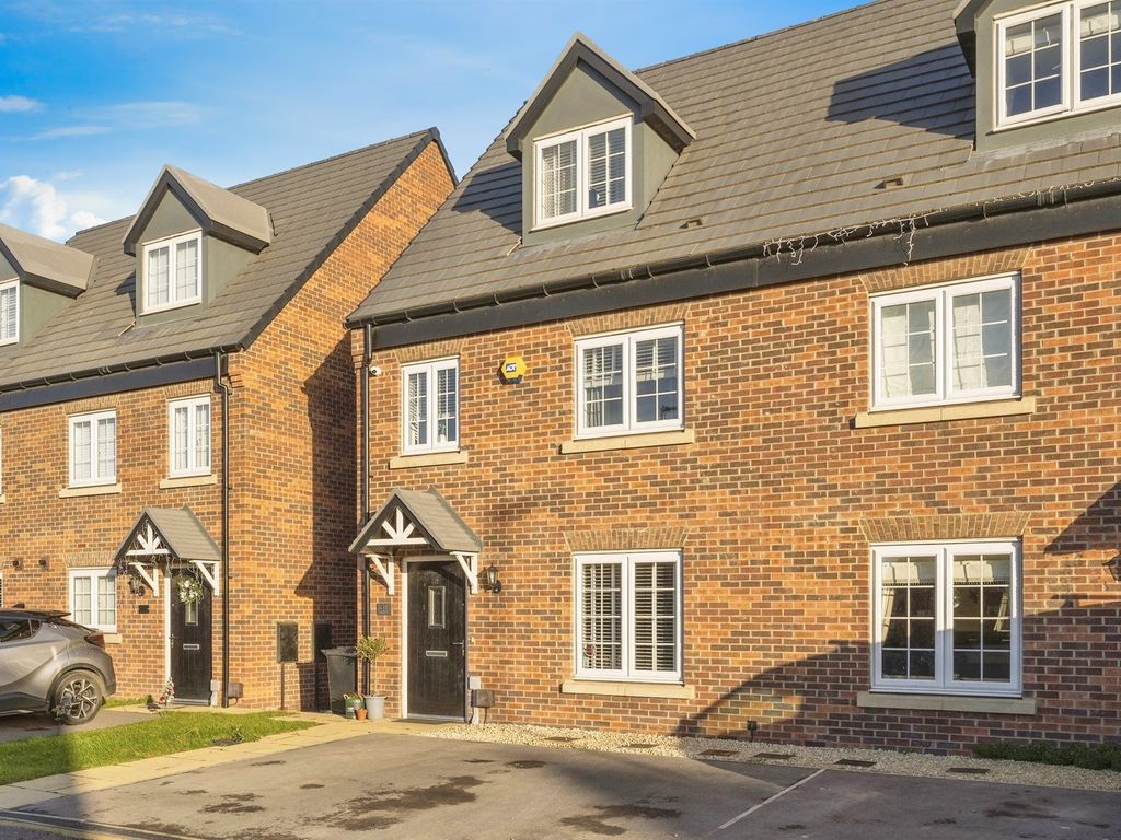 4 bed town house for sale in Davy Road, New Rossington, Doncaster DN11