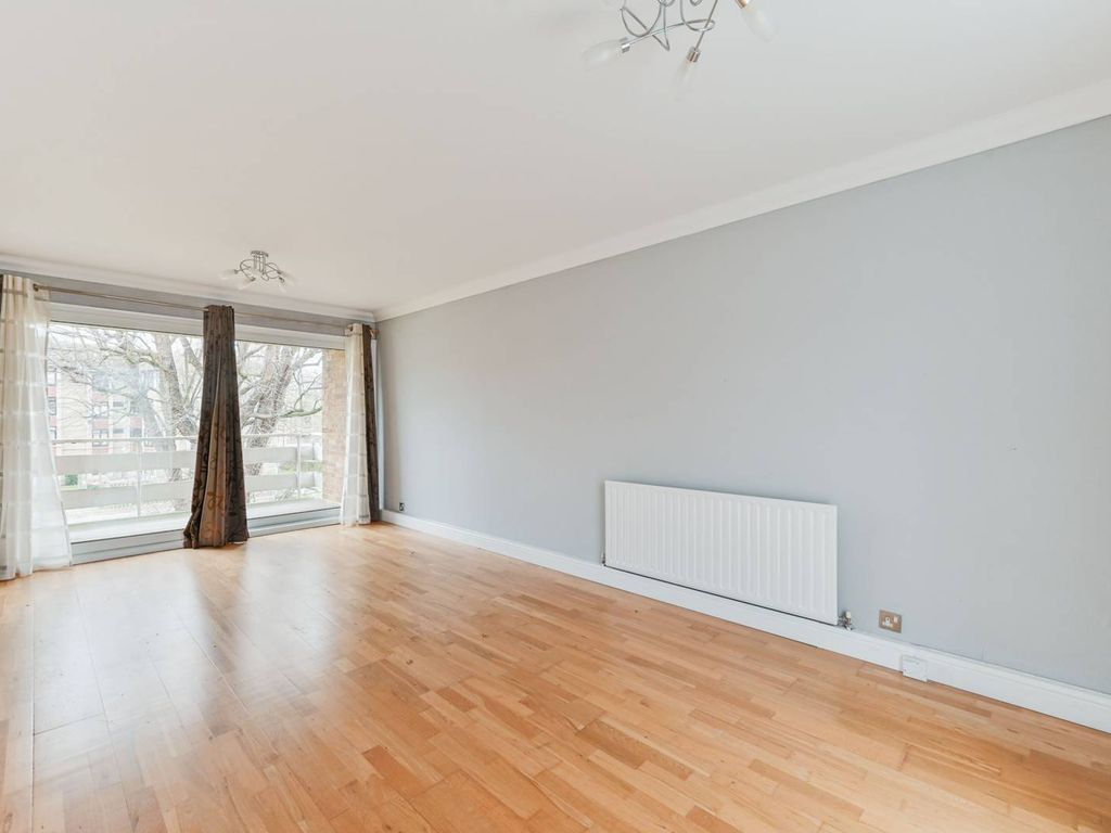 2 bed flat to rent in Maldon Road, Wallington SM6, £1,800 pcm Zoopla