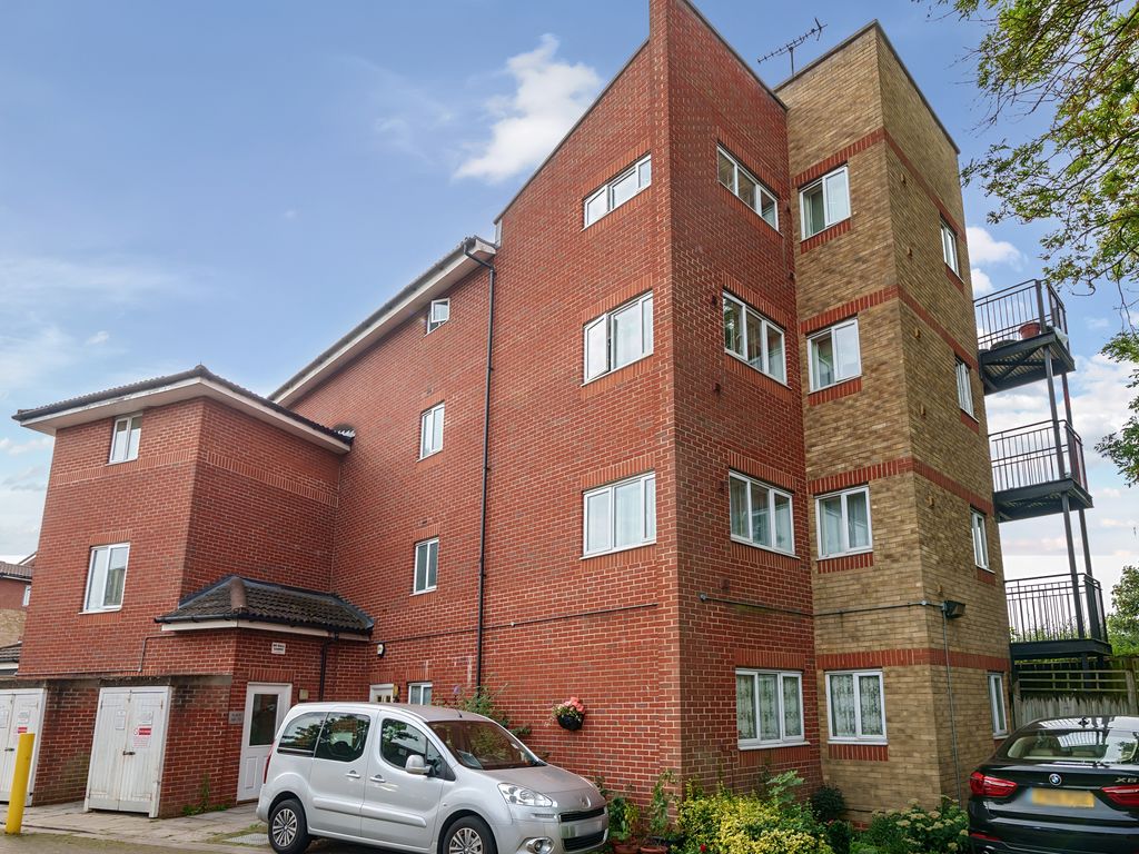 2 bed flat to rent in Carmichael Close, Ruislip Gardens, Middlesex HA4
