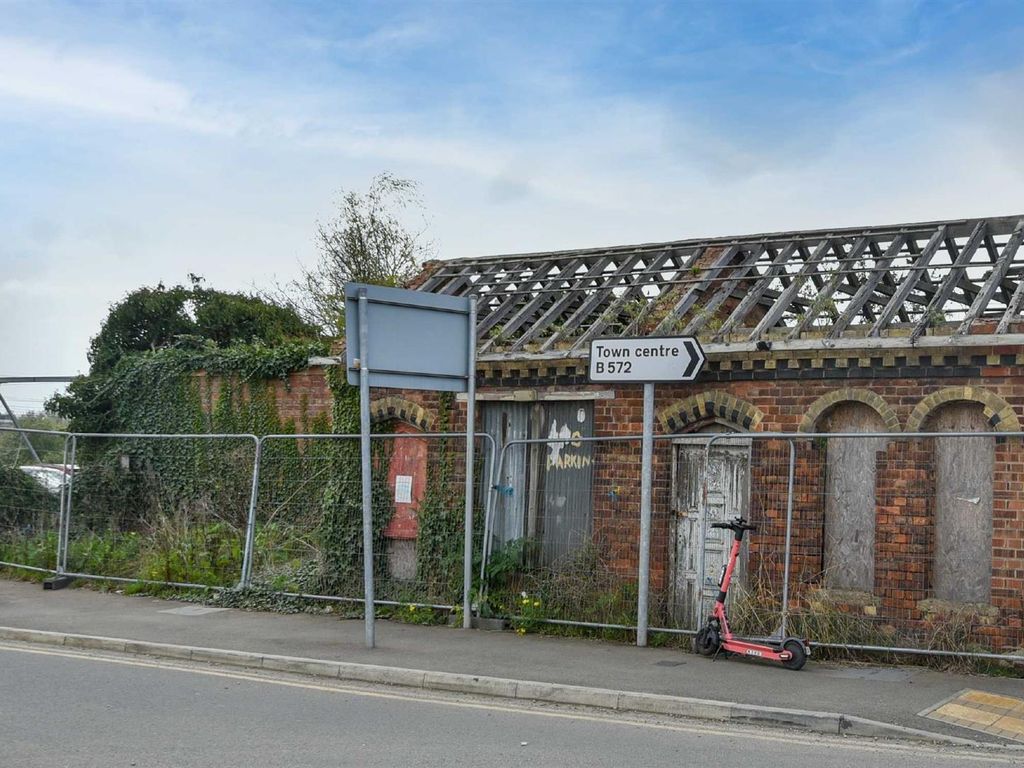 Detached house for sale in Midland Road, Wellingborough NN8, £65,000