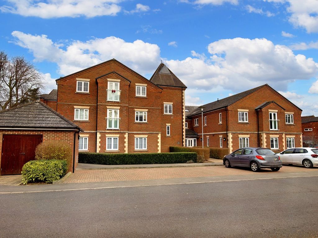 2 bed flat for sale in Robins Hill, Hitchin SG4 Zoopla