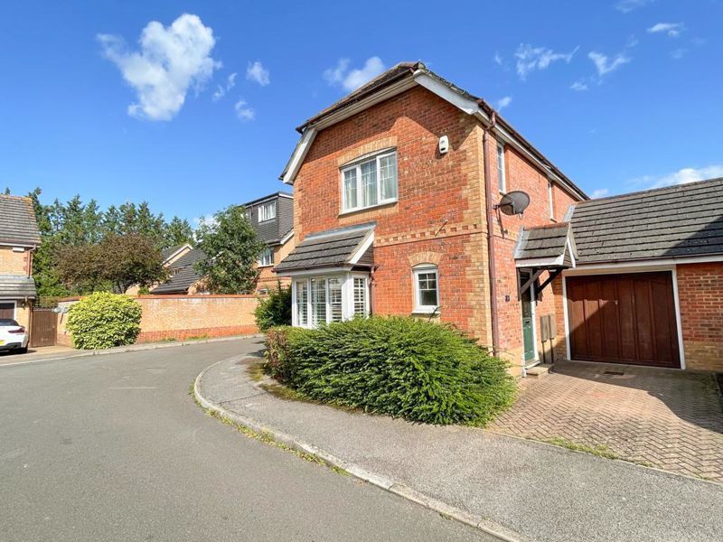 3 bed detached house for sale in Rivets Close, Aylesbury HP21 Zoopla
