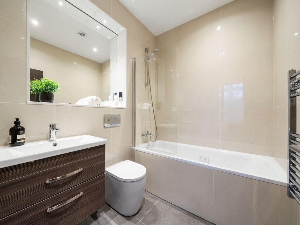 2 bed flat to rent in Bath Road, Slough SL1, £1,450 pcm Zoopla