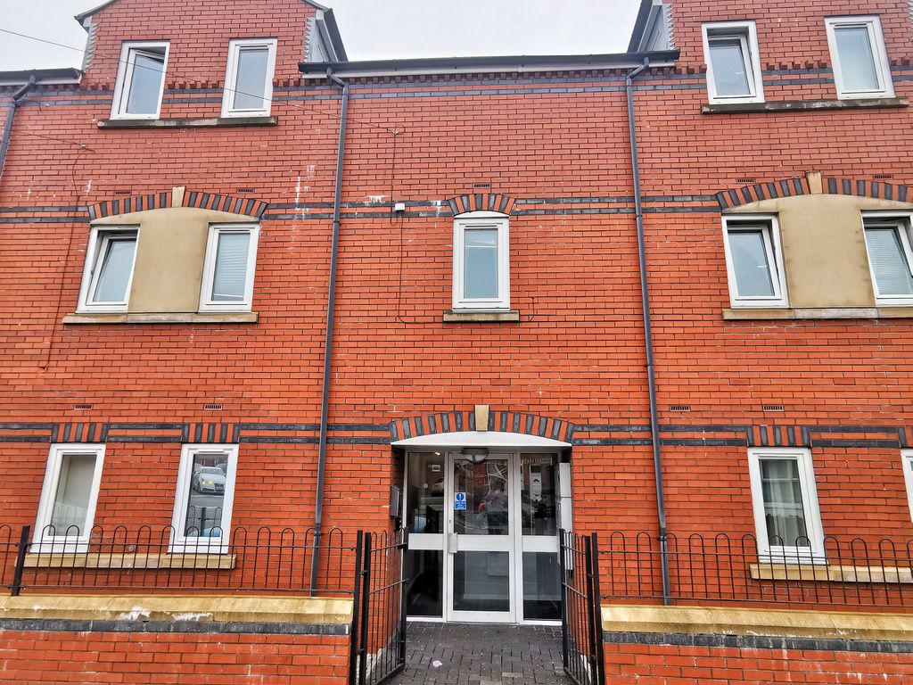 6 bed flat for sale in Gwennyth Street, Roath, Cardiff CF24, £180,000