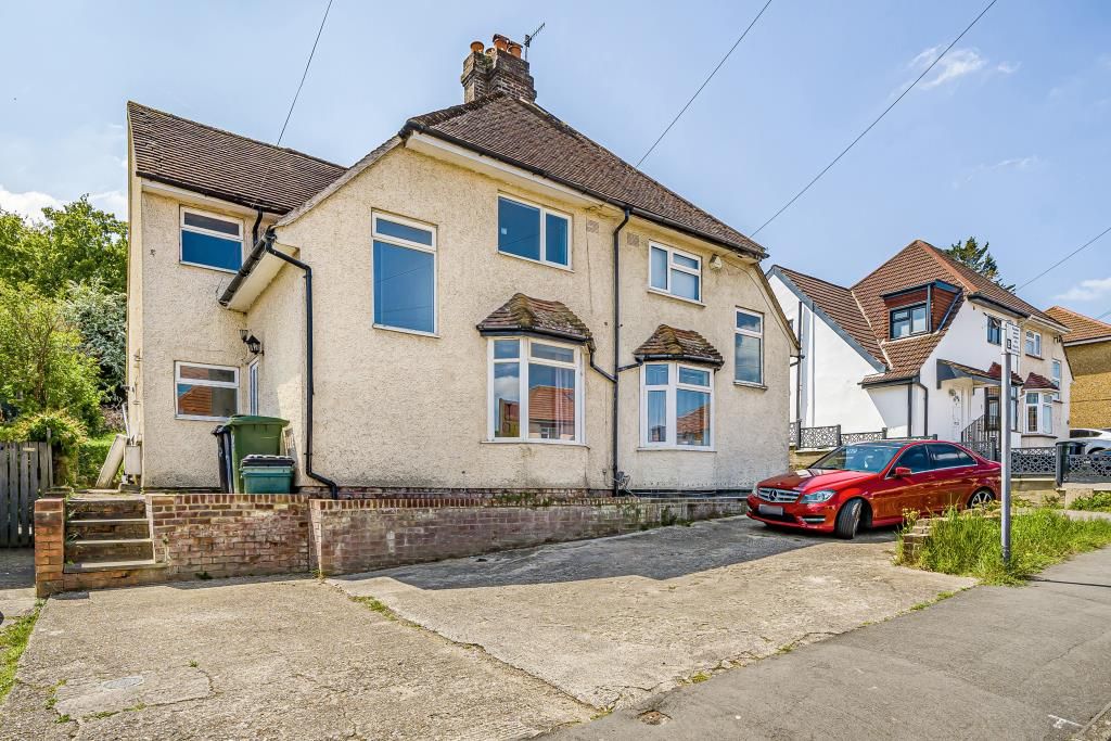 3 bed semidetached house to rent in High Buckinghamshire HP11