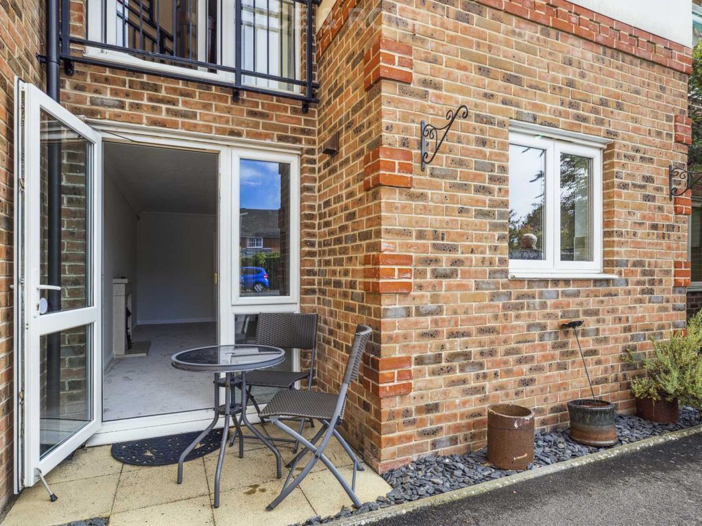 1 bed flat for sale in Matthews Lodge, Addlestone KT15 Zoopla