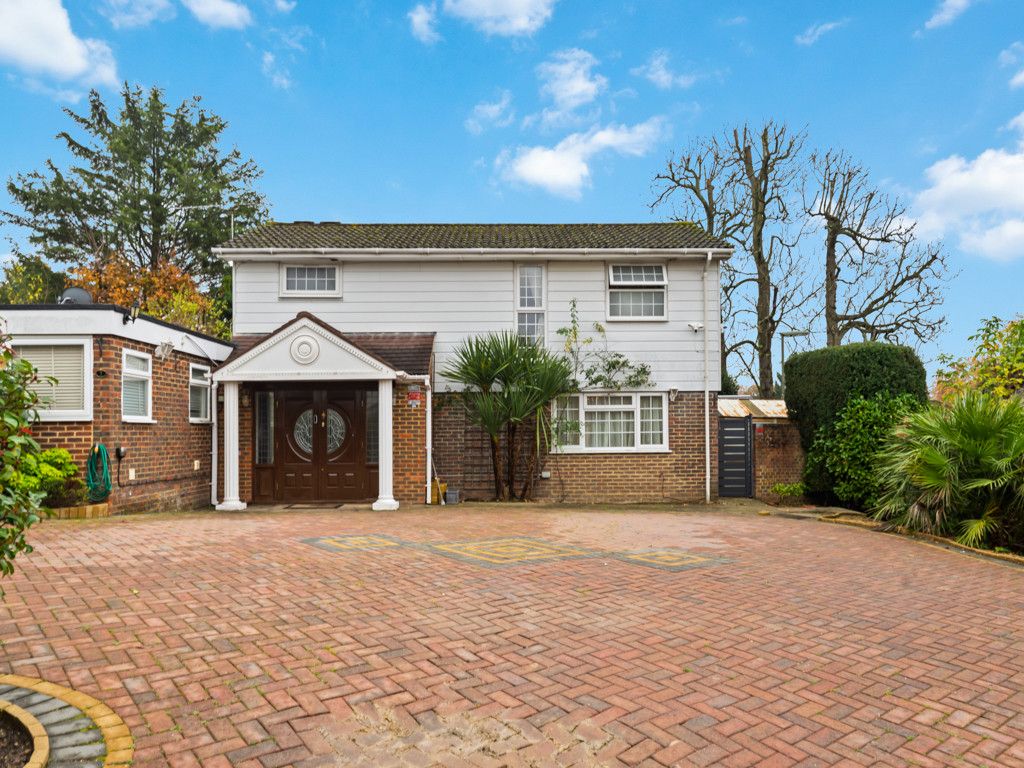 4 bed detached house to rent in Parklands Way, Worcester Park, Surrey