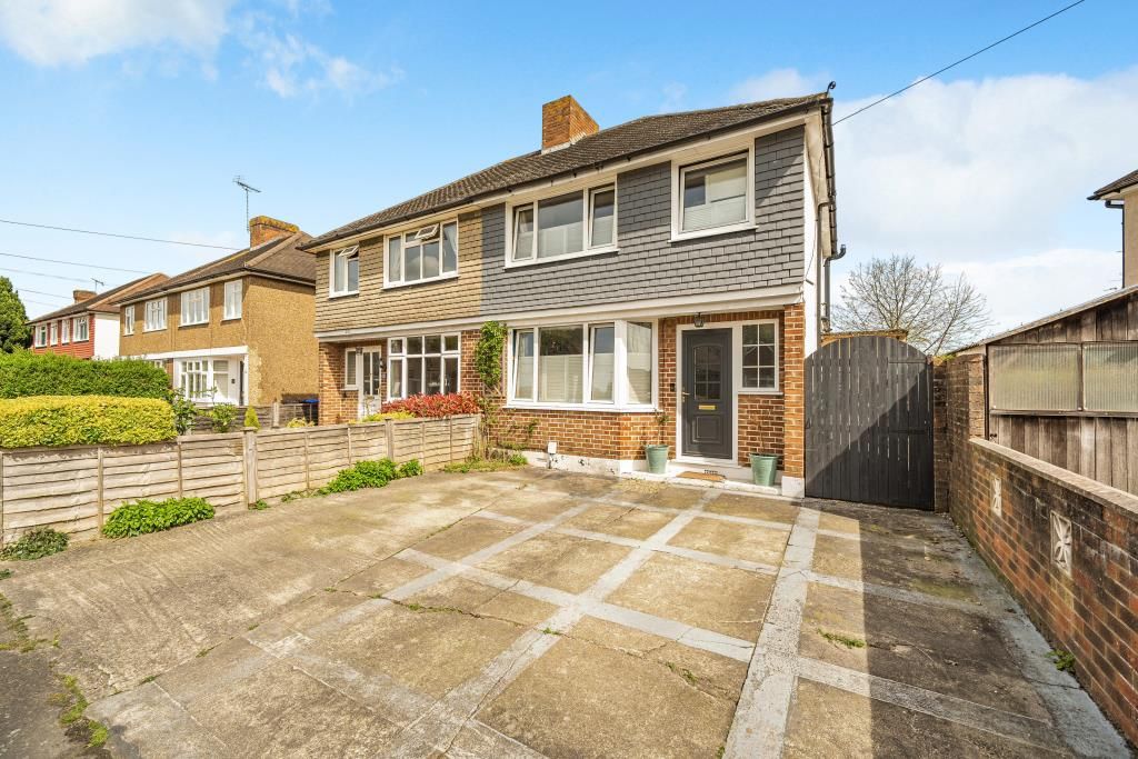 3 bed semidetached house for sale in Kingfield, Woking GU22, £475,000