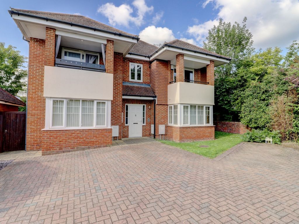 2 bed flat for sale in Hamilton Road, High Buckinghamshire