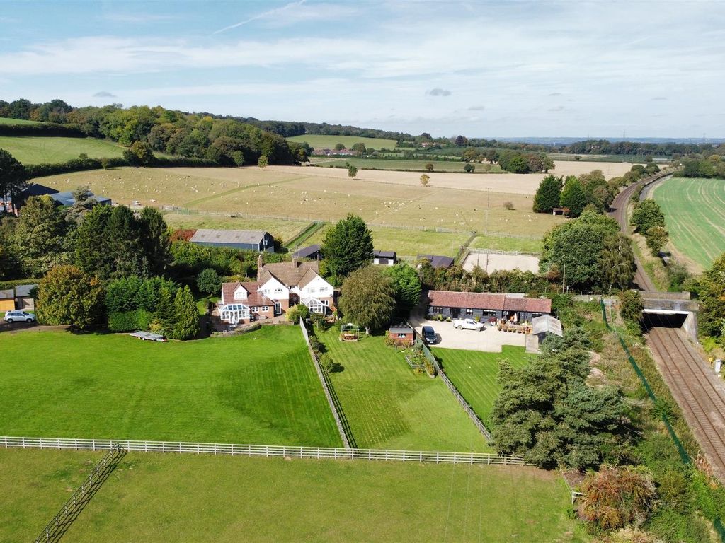 4 bed cottage for sale in Cobblers Hill, Wendover, Aylesbury HP22, £