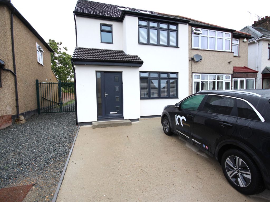 3 bed flat to rent in Lincoln Avenue, Rush Green, Romford RM7, £2,000