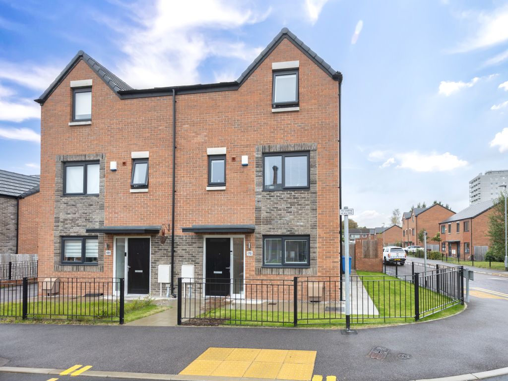 4 bed semidetached house for sale in Whitford Walk, Manchester M40, £