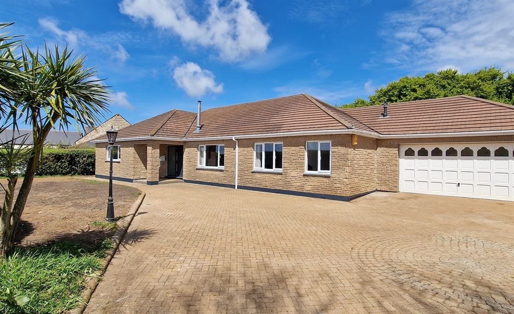 4 bed detached bungalow for sale in Tregenna Fields, Camborne TR14, £