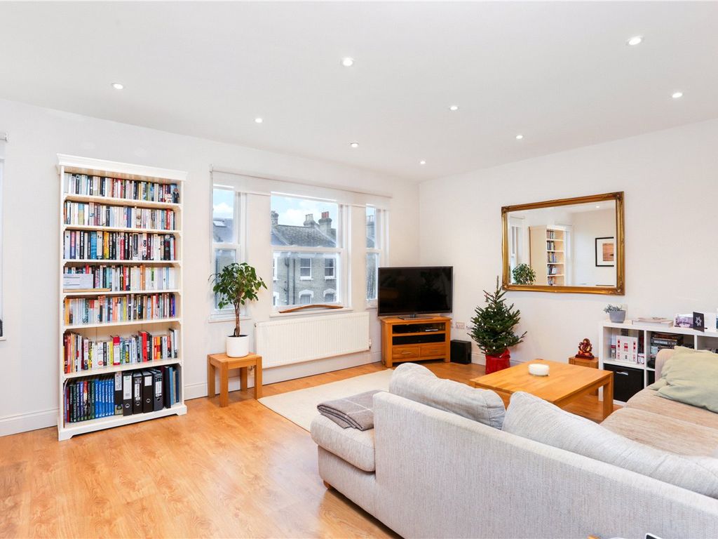 1 bed flat to rent in Henley Court, 101A St. Stephens Avenue, London