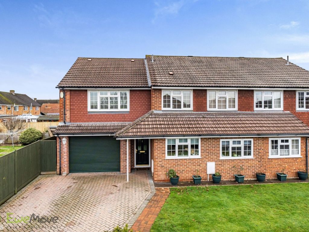 5 bed semidetached house for sale in Jubilee Close, Pamber Heath