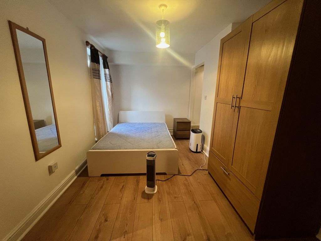 Studio to rent in Clarence Road, Hackney E5, £950 pcm Zoopla