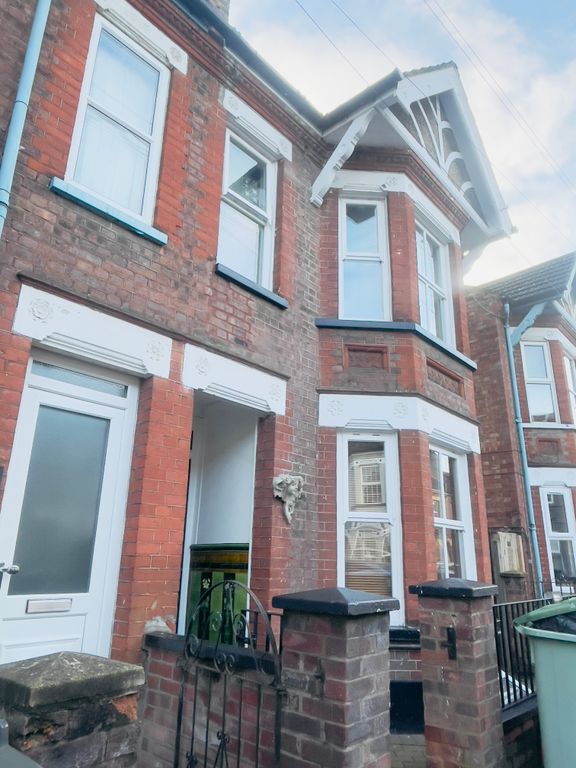 2 bed flat to rent in Reginald Street, Luton LU2, £1,500 pcm Zoopla