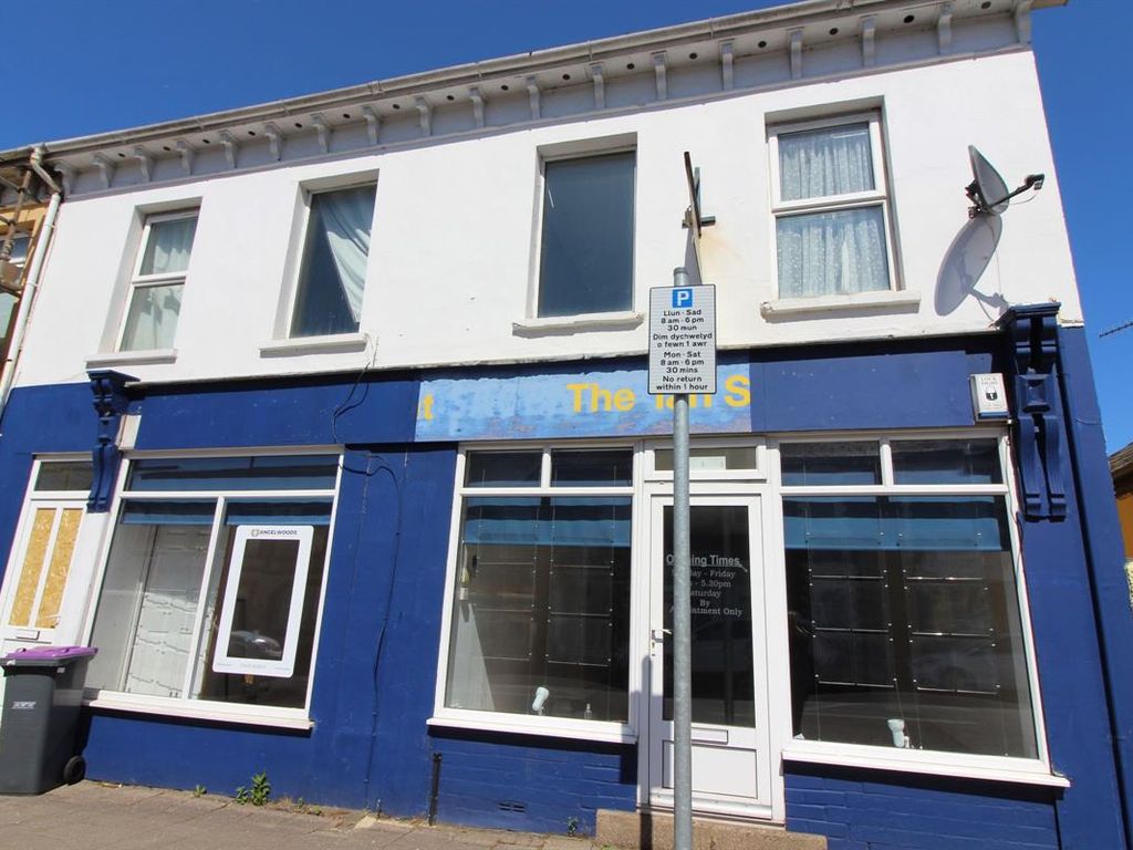 Retail premises to let in Commercial Street, Pontnewydd, Cwmbran NP44