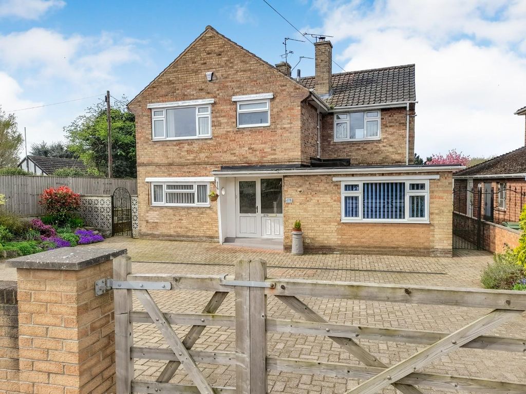 4 bed detached house for sale in Lea Road, Gainsborough DN21, £350,000