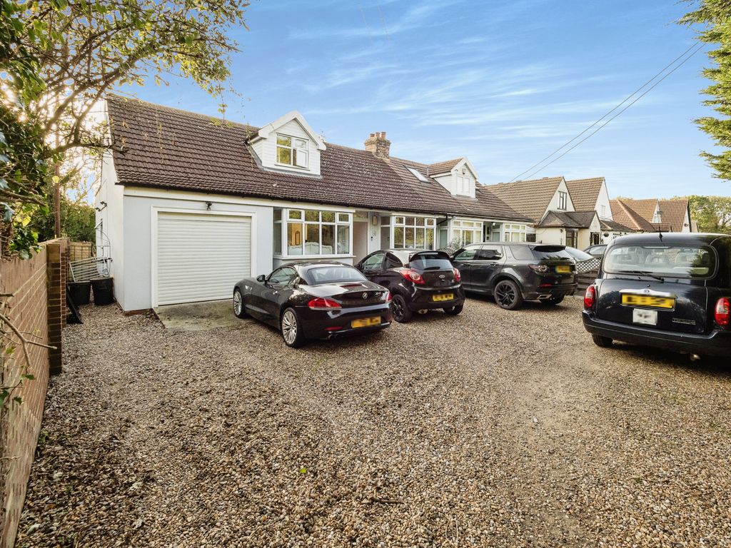 4 bed bungalow for sale in Aveley Road, Upminster RM14, £700,000 Zoopla