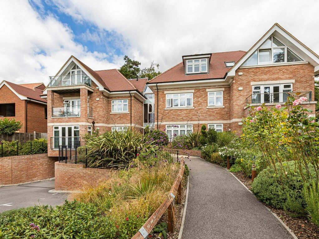 3 bed property for sale in Wood Road, Brookmans Park, Hatfield