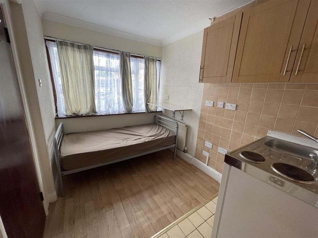 Studio to rent in Broad Walk, Heston, Hounslow TW5 Zoopla