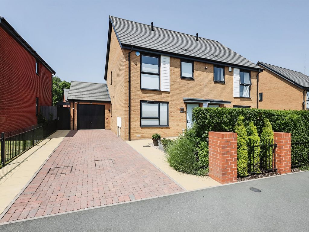 3 bed semidetached house for sale in Castle Way, Birmingham B33, £