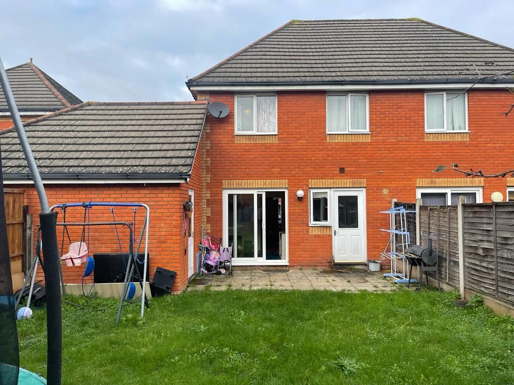 3 bed semidetached house for sale in Foxglove Road, Rush Green