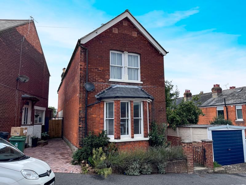 3 bed detached house to rent in Stanley Road, Cowes PO31, £1,200 pcm