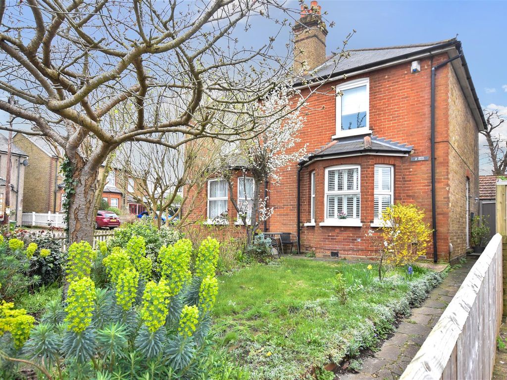 3 bed semidetached house for sale in Beech Road, Epsom KT17, £575,000