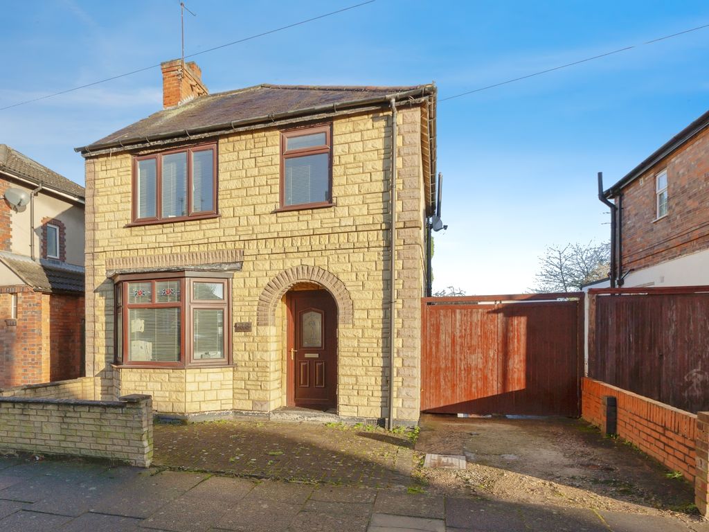 3 bed detached house for sale in Evesham Road, Leicester