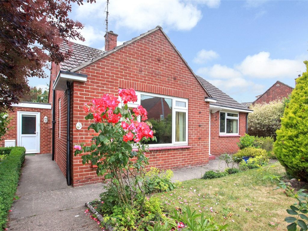 2 bed detached bungalow for sale in Brickley Lane, Devizes, Wiltshire