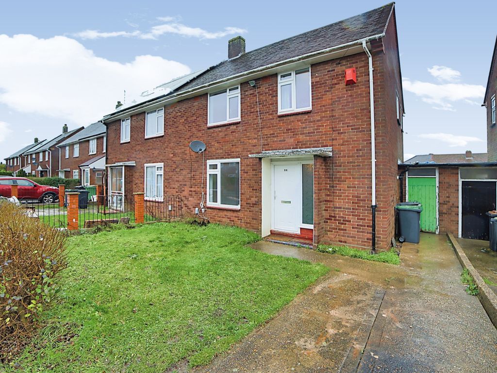 3 bed semidetached house for sale in Bretts Mead, Luton, Bedfordshire