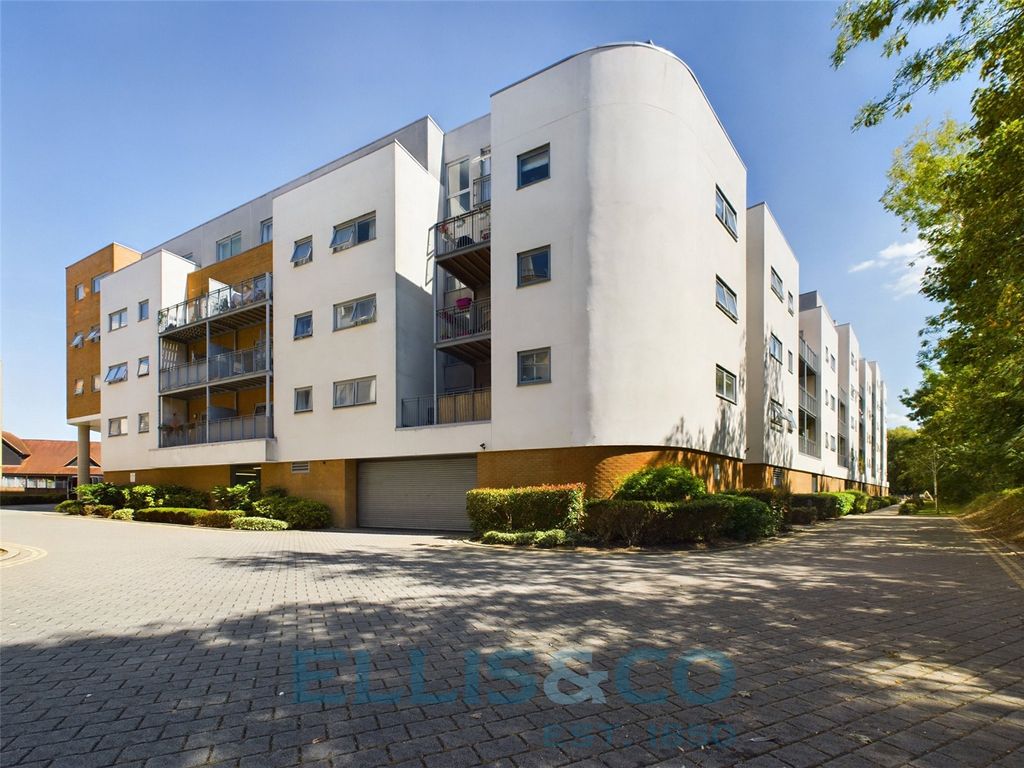 2 bed flat for sale in Sovereign Way, Tonbridge, Kent TN9, £300,000 Zoopla