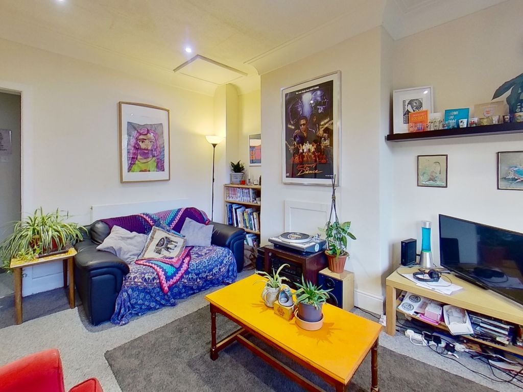 3 bed semidetached house to rent in Becketts Park Crescent, Far