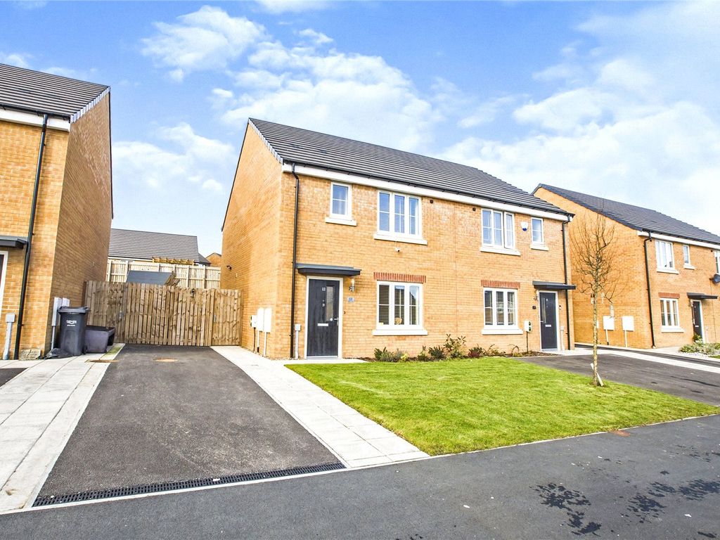 3 bed semidetached house for sale in Quarry Lane, Illingworth, Halifax