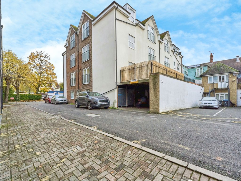 1 bed flat for sale in Rosemount Avenue, West Byfleet, Surrey KT14, £