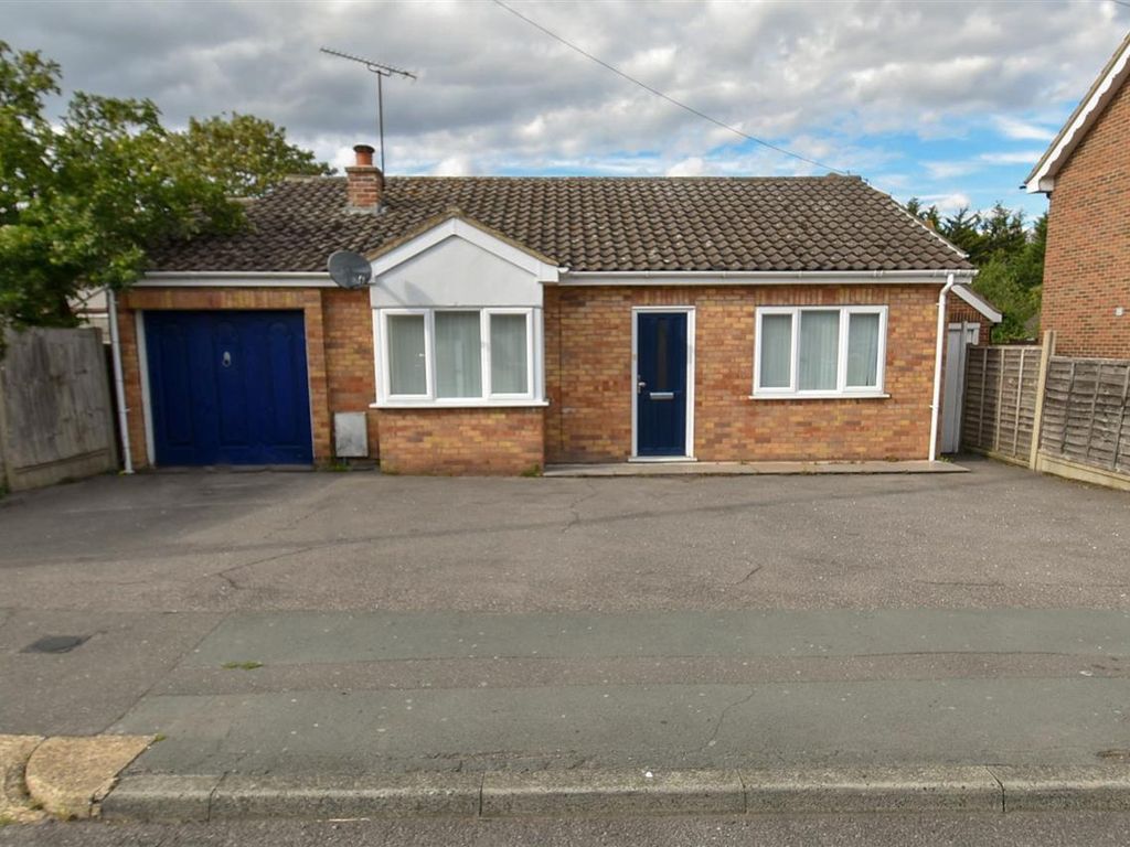 2 bed detached house for sale in Beauchamps Drive, Wickford SS11, £