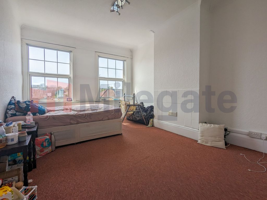 1 bed flat to rent in Uxbridge Road, Uxbridge UB10, £1,195 pcm Zoopla