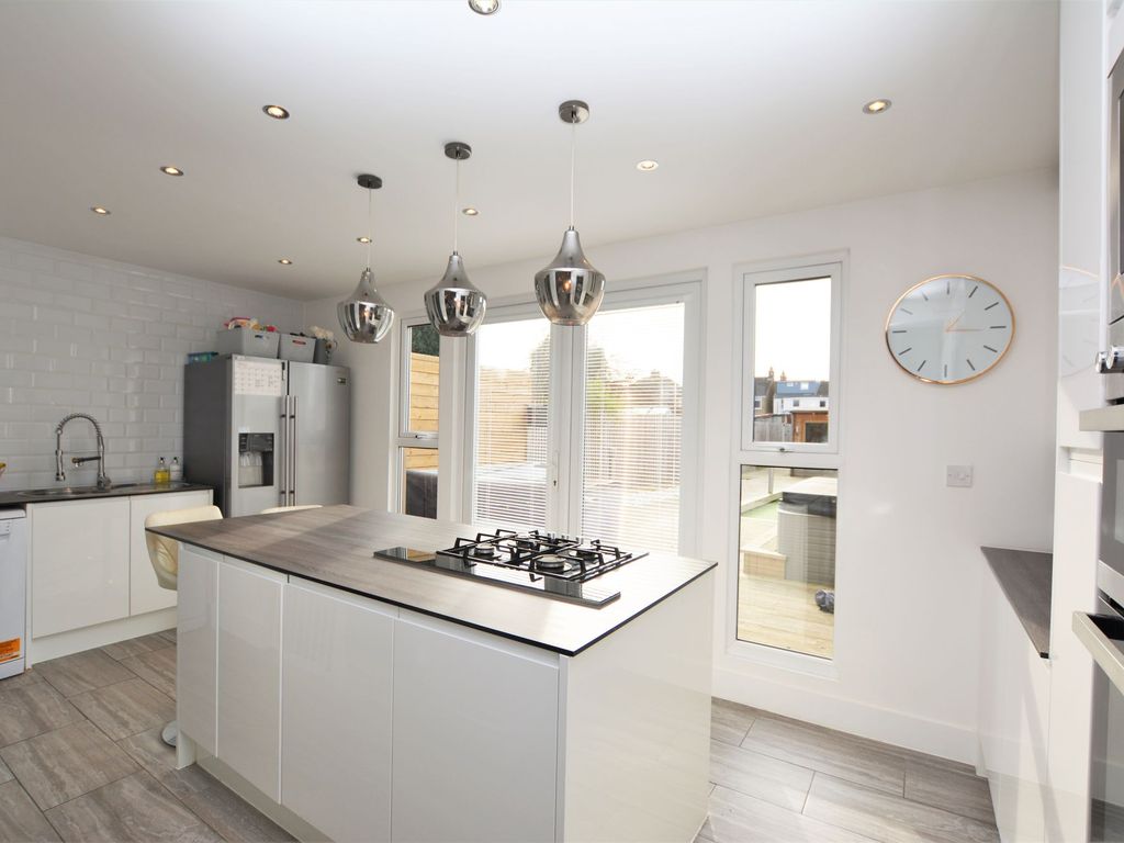 3 bed semidetached house for sale in Hythe Road, Ashford TN24, £