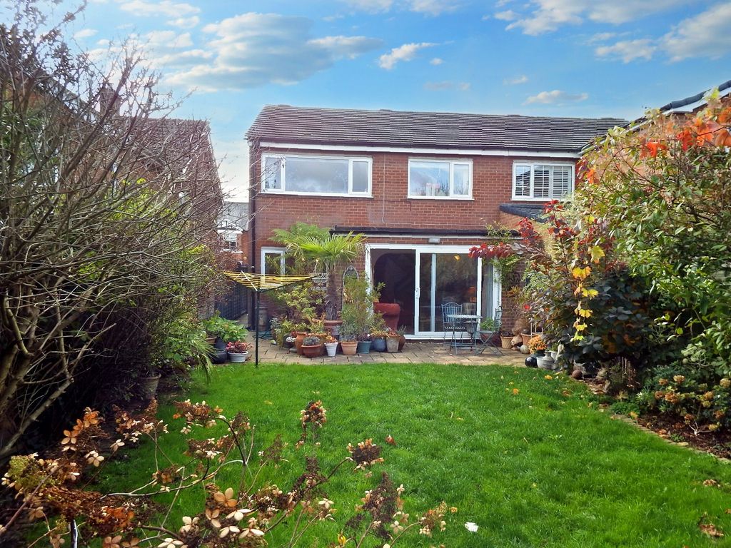 4 bed semidetached house for sale in Essex Road, Stevenage