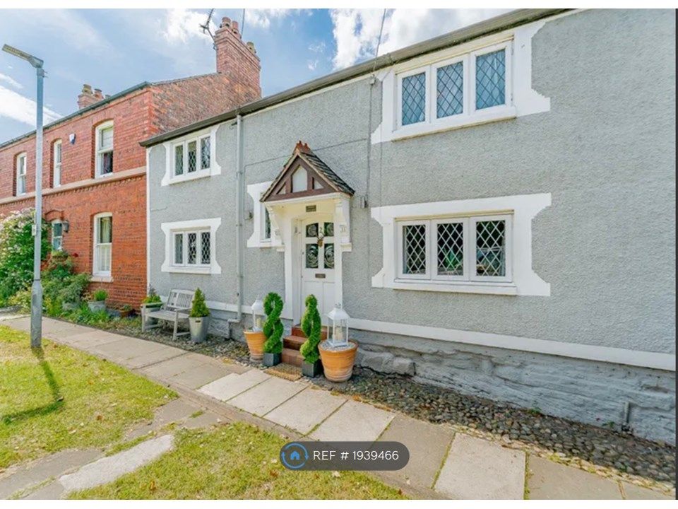 3 bed terraced house to rent in Old Wrexham Road, Chester CH4, £1,550